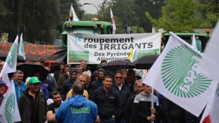Cinq cents agriculteurs et irrigants du sous-bassin de l'Adour étaient présents le 9 septembre 2024 devant le tribunal de Pau, lors d'une nouvelle audience sur l'irrigation et la gestion de la ressource en eau. Cinq cents agriculteurs et irrigants du sous-bassin de l'Adour étaient présents le 9 septembre 2024 devant le tribunal de Pau, lors d'une nouvelle audience sur l'irrigation et la gestion de la ressource en eau.